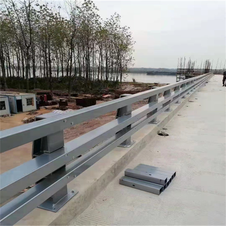 不锈钢碳素钢复合管栏杆厂商用品质赢得客户信赖