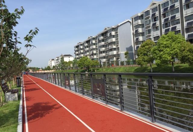 我刚买的房子前面是小区的跑道,大师你给看看