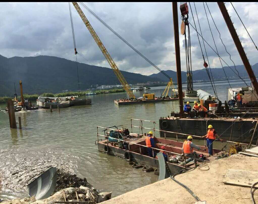 拖管法一般适应海管登陆或下海段,滩海及极浅海域或短距离的海管海上