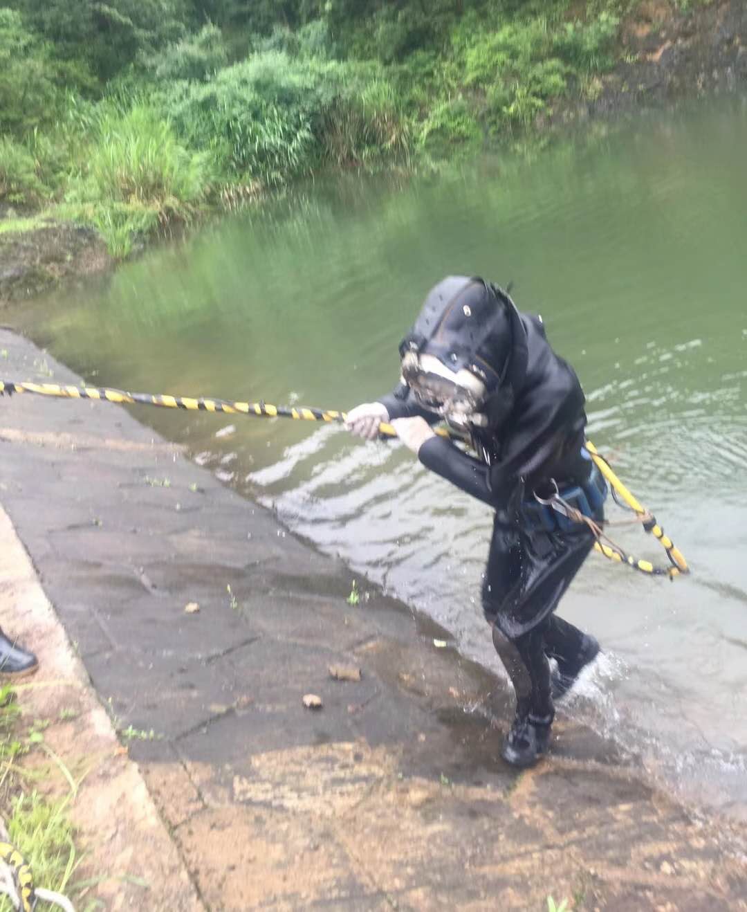 闸门水下维修拍照潜水公司