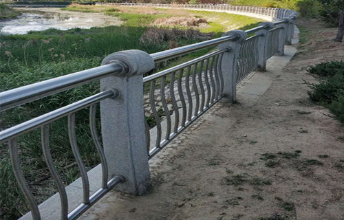 不锈钢桥梁防撞护栏价格低应用领域