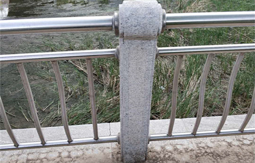本地(展翼)景区河道栏杆安装内衬不锈钢复合管
