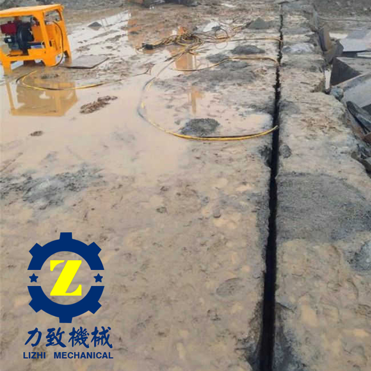 土石方地基岩石不能放炮静态拆除新机械液压分裂机