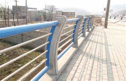 云南不锈钢碳素复合管护栏安装便捷