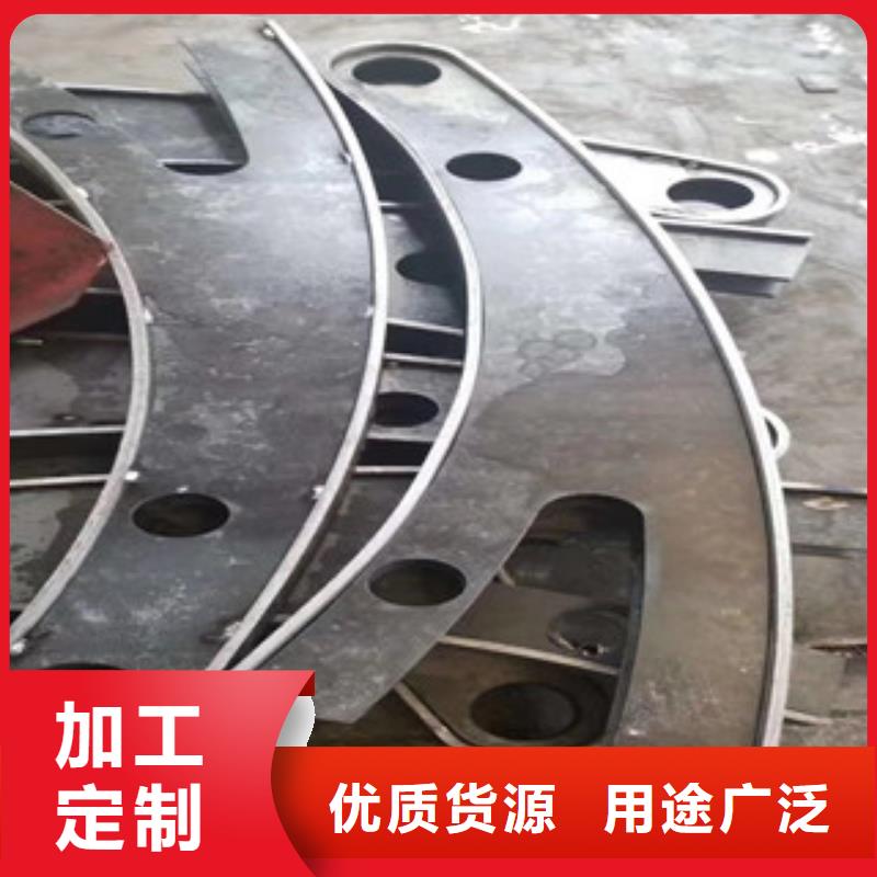 桥梁两侧护栏304