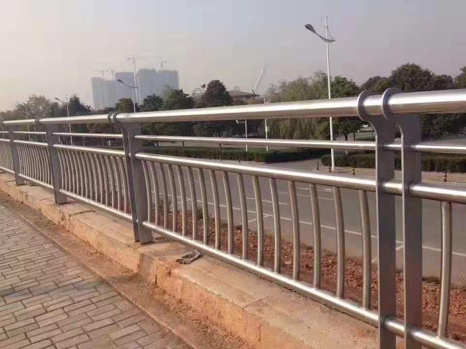 不锈钢复合管道路防撞护栏生产安装厂家