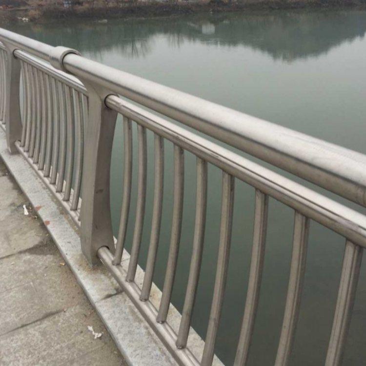 不锈钢复合管河道护栏安装快捷简单同城厂家