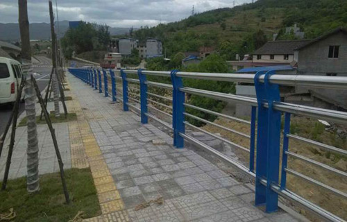 桥梁护栏设计新颖当地生产厂家