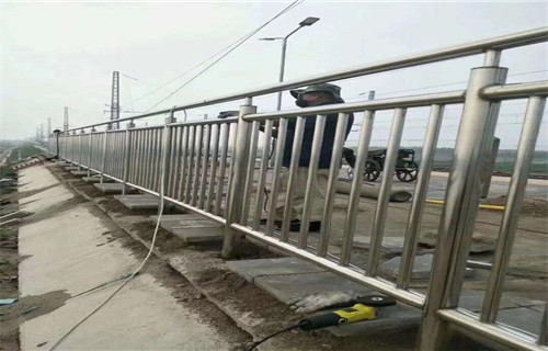《滁州》周边厂价直供Q345桥梁护栏耐低温镀锌防撞栏杆环保耐用