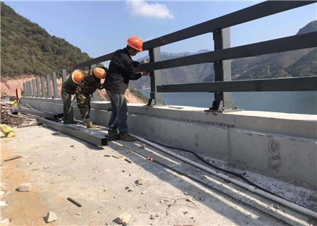 襄樊加工定制Q355桥梁防撞护栏复合管栏杆批发专业师傅设计量大更优惠