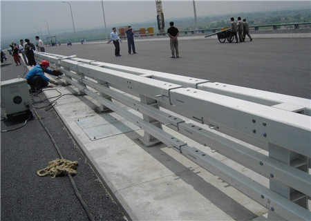 吉安制作复合管桥梁栏杆静电喷塑防撞立柱表面  