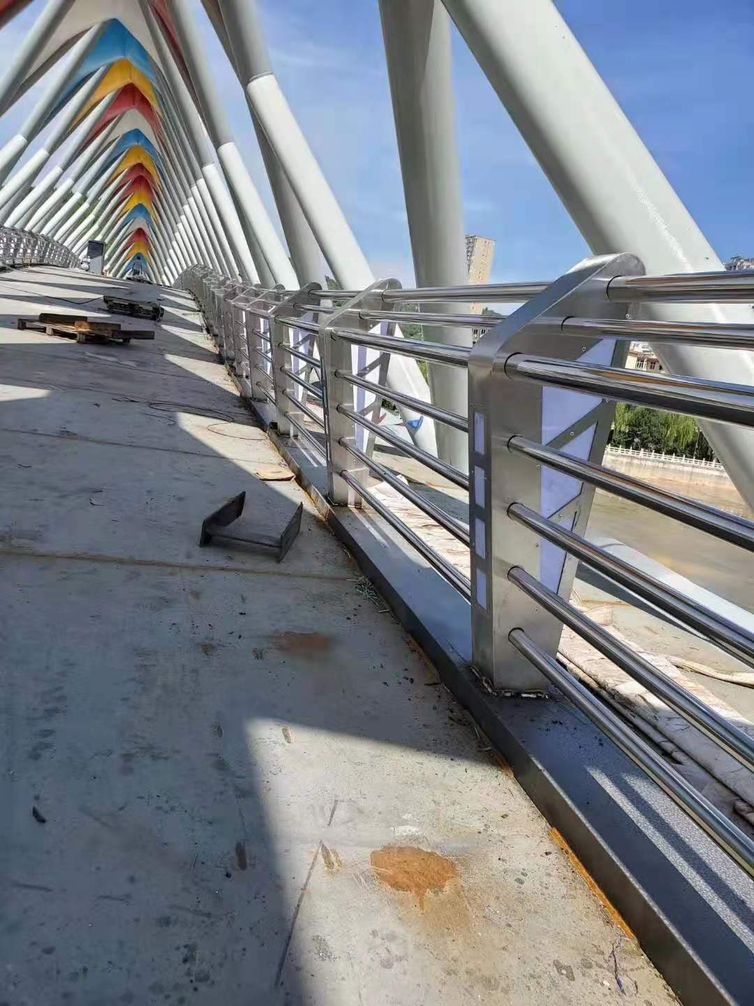 桥上的防撞护栏多年经营经验行业优选