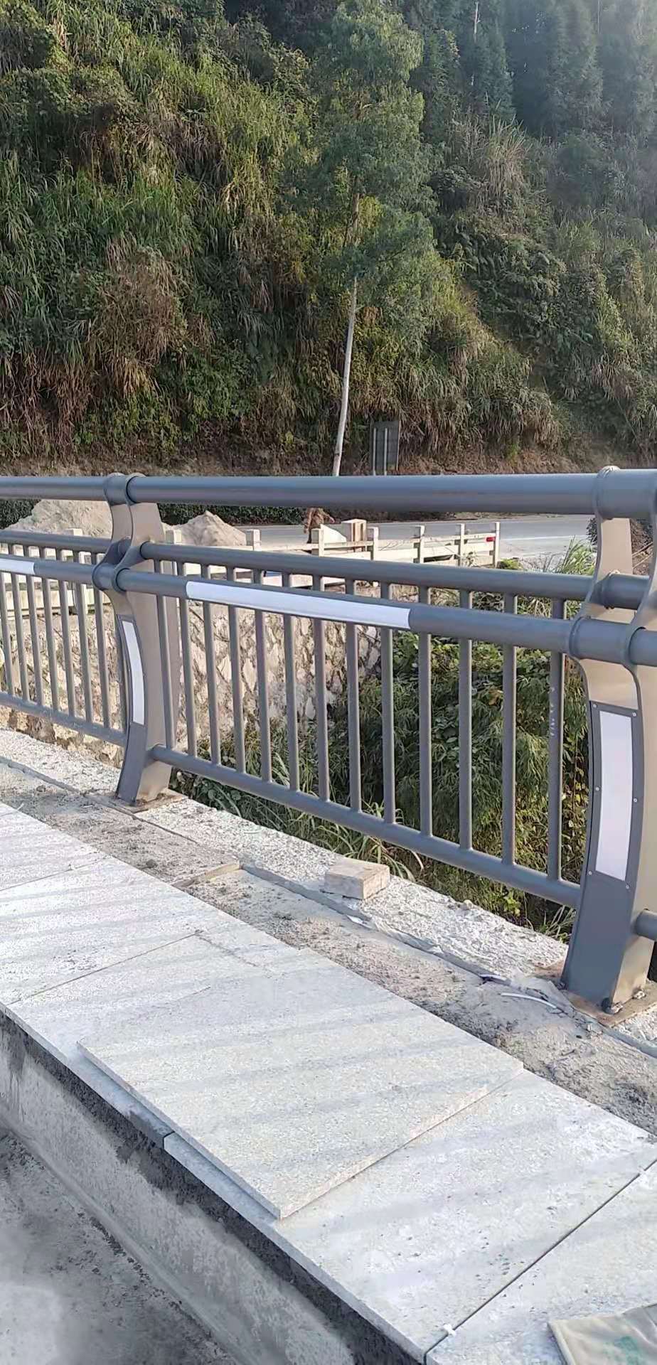 不锈钢桥梁护栏精于选材优良工艺