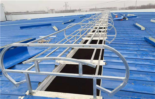 &emsp;&emsp;顺坡气楼主骨架和气楼喉口基础型钢焊接而成,与屋面形成